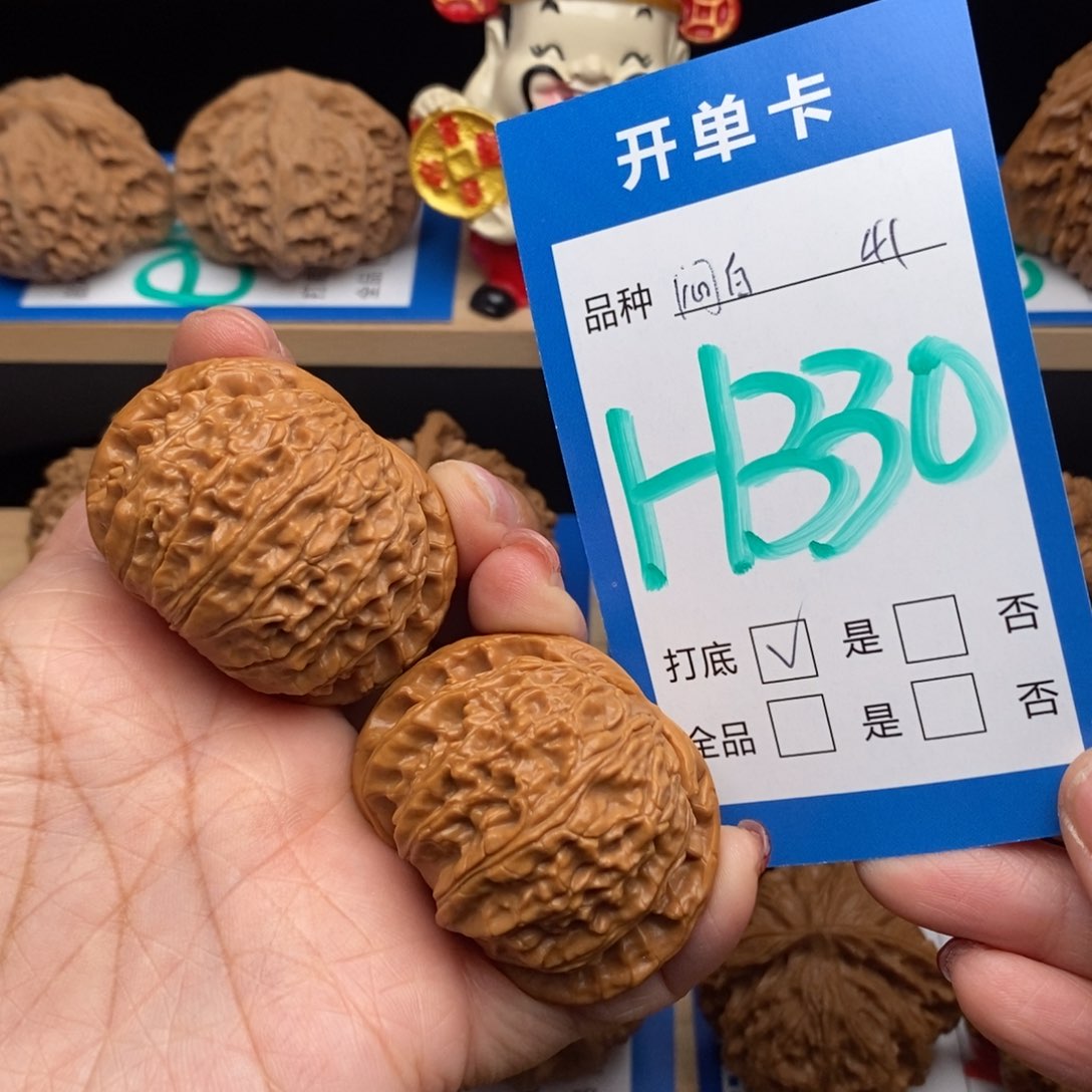 文玩核桃吊坠闷白狮子头