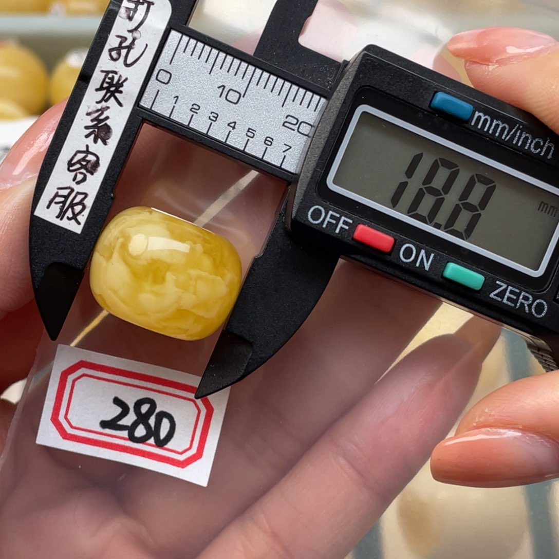 蜜蜡裸石未镶嵌有**缘微瑕