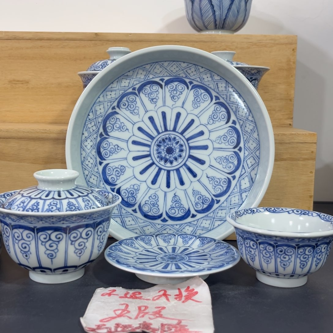 手绘仿元卷草宝相四件套