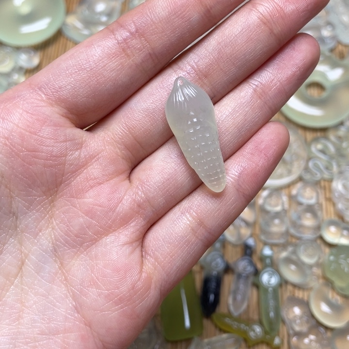 蛇纹石玉颈饰未镶嵌