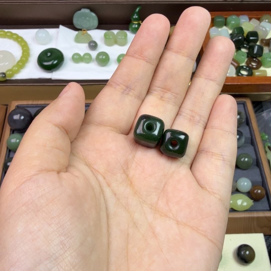 采***下和田玉未镶嵌珠宝半成品卡12红皮菠菜绿方珠