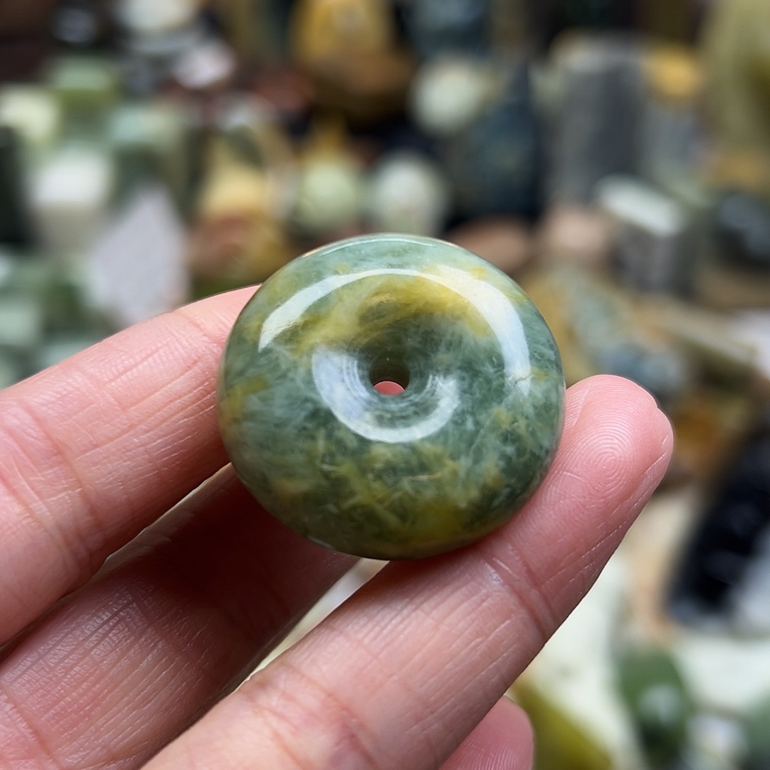 岫玉未镶嵌颈饰花玉冰花扣子有点瑕