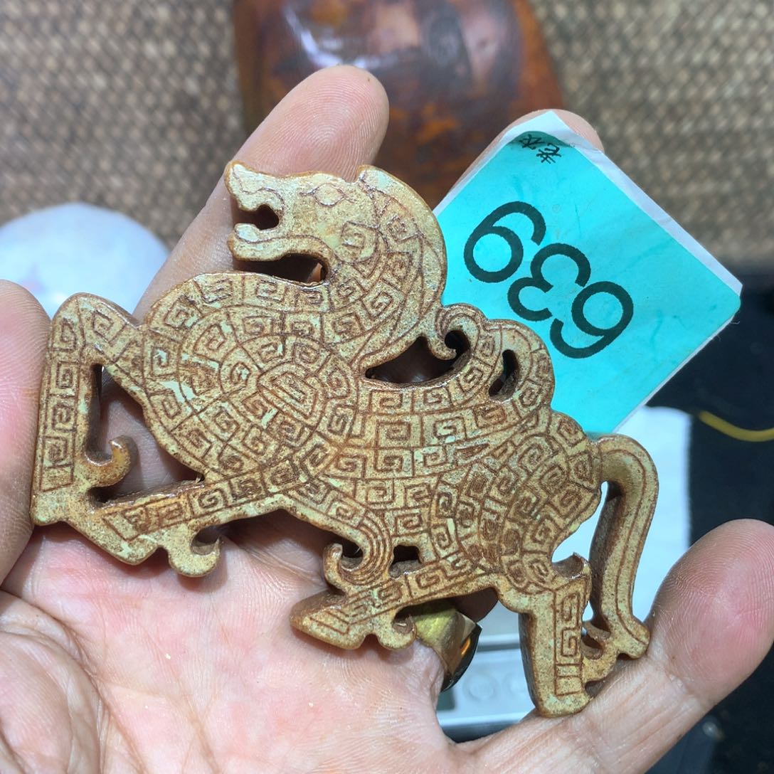透闪石-蛇纹石玉未镶嵌颈饰