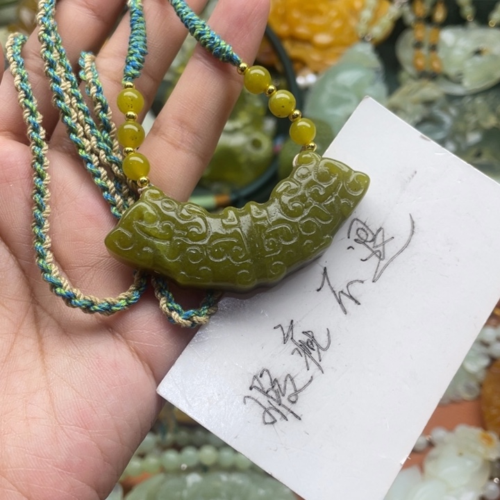 蛇纹石玉吊坠合金