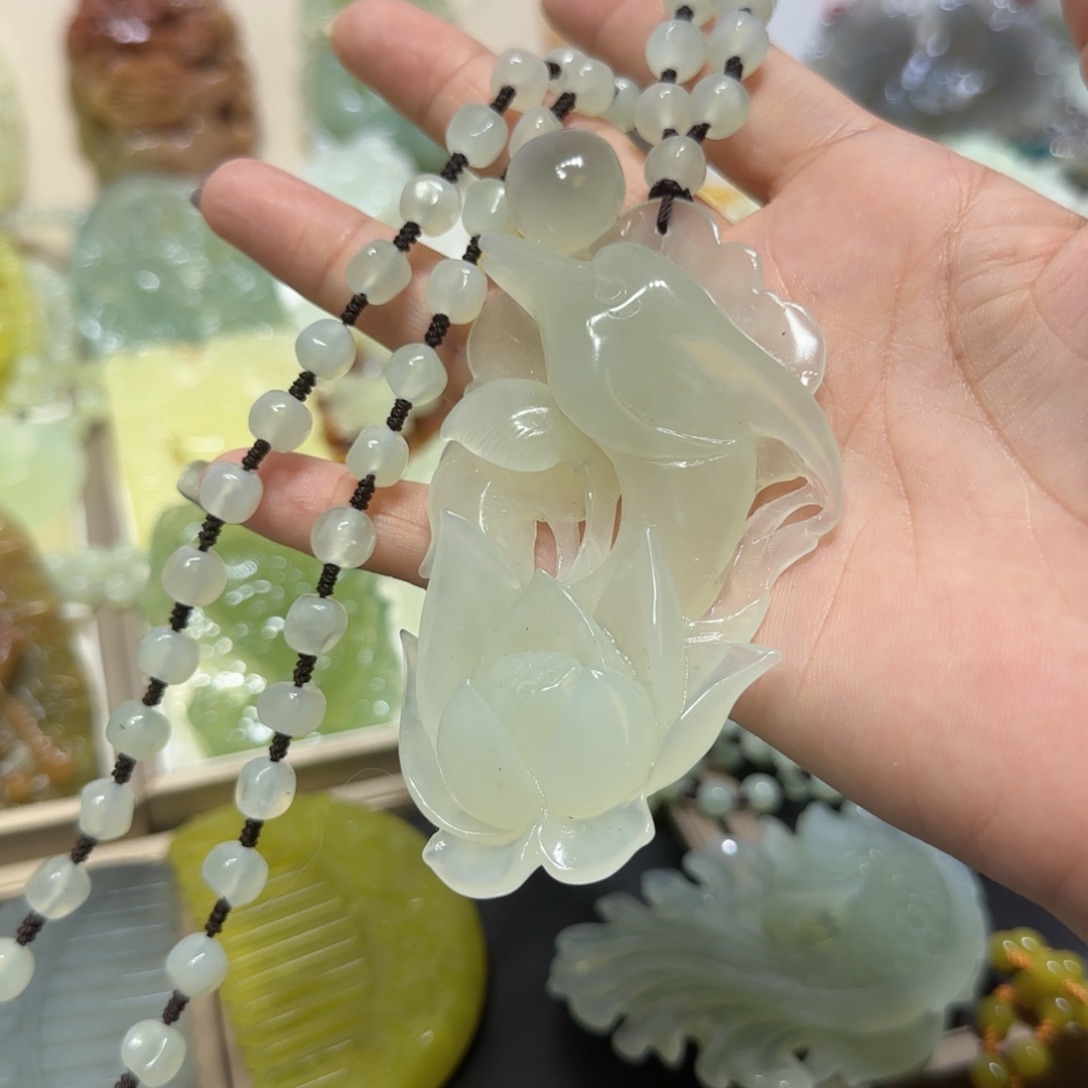 未镶嵌蛇纹石玉吊坠