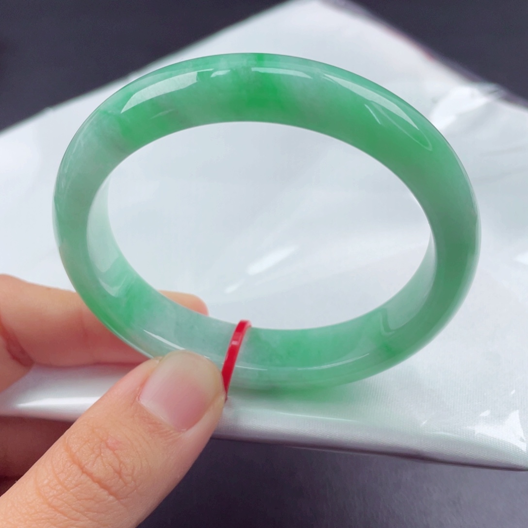 吃***香翡翠未镶嵌手镯（贵妃镯）54贵妃