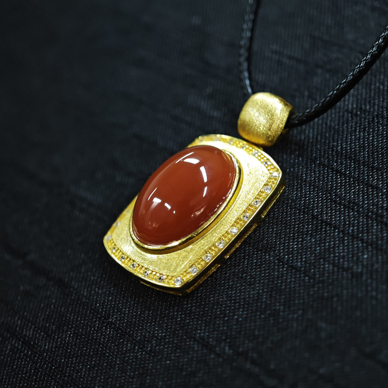 语唐天圆地方保山河湾冰红南红吊坠