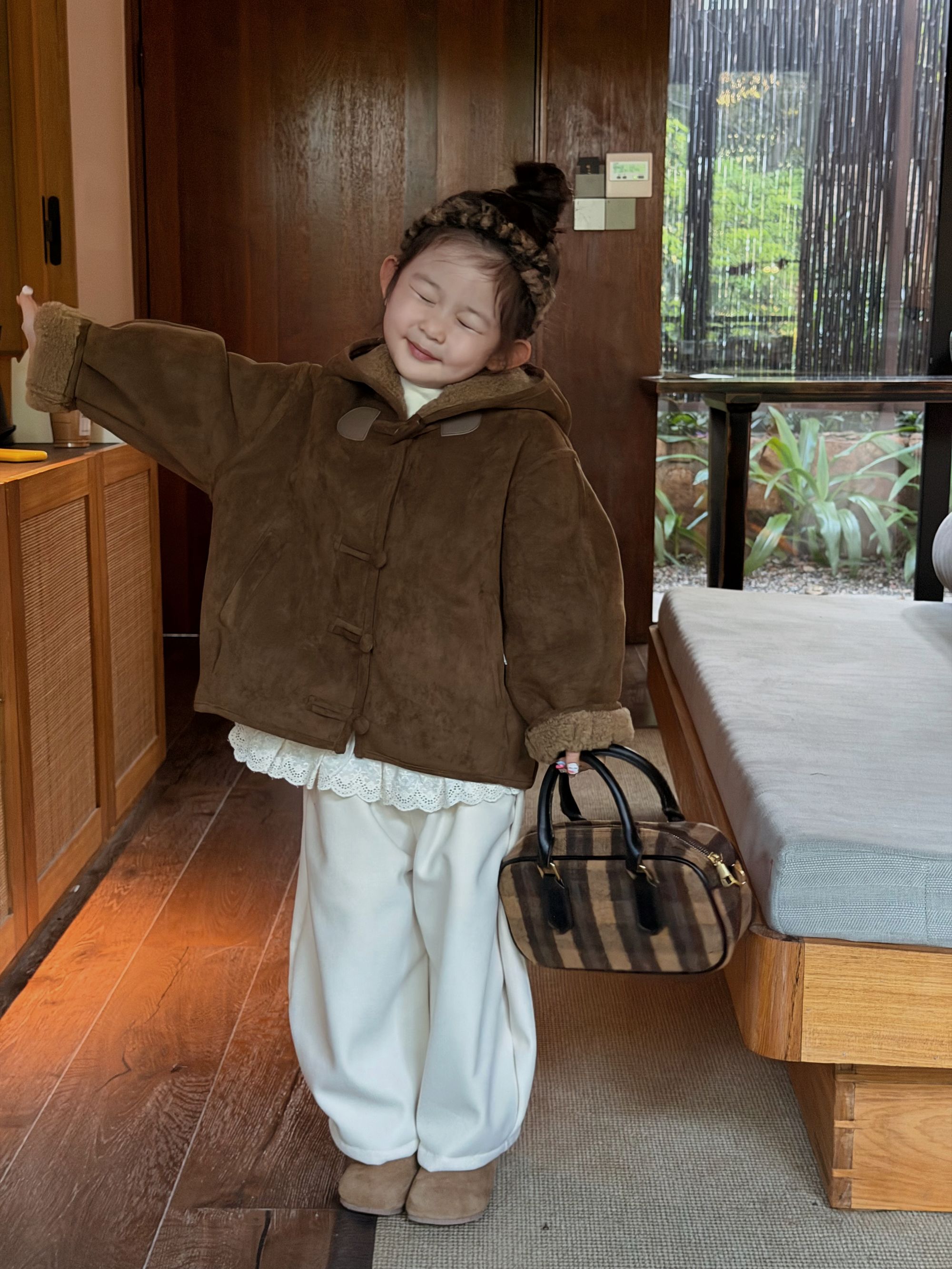 YTJJ冬款儿童加绒连帽咖色外套