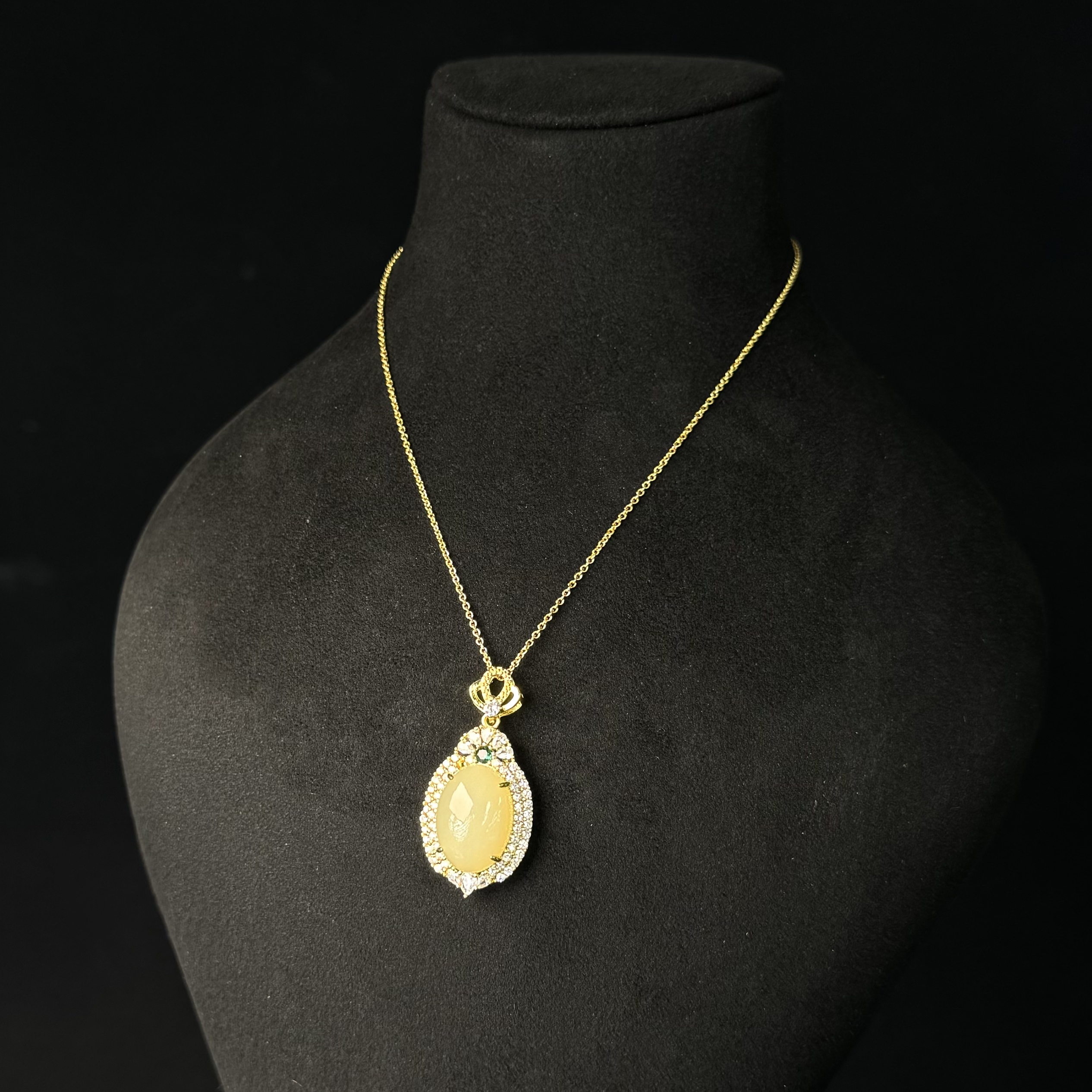 冰晴·和田玉蛋面吊坠