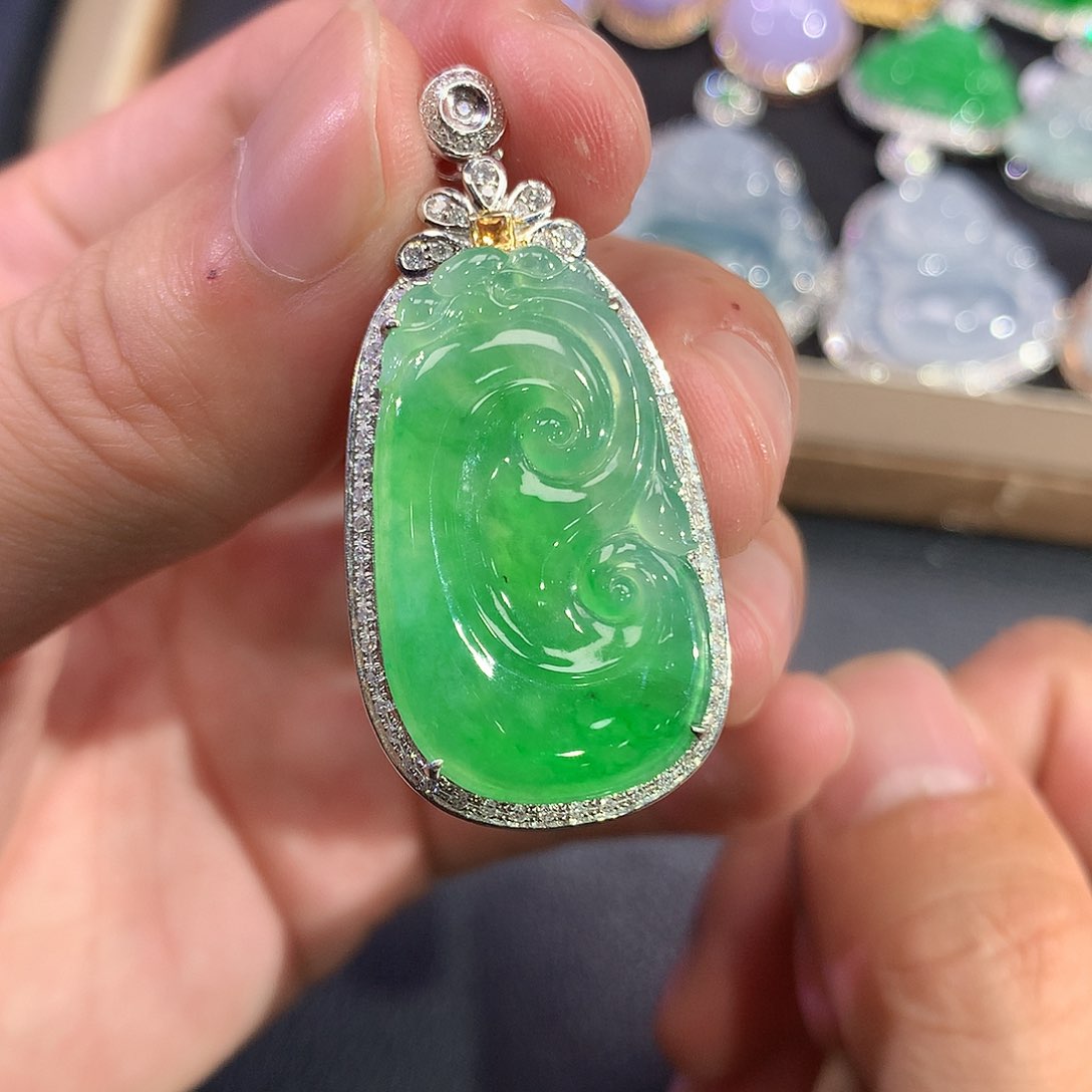 翡翠吊坠(赠链)18K金镶嵌