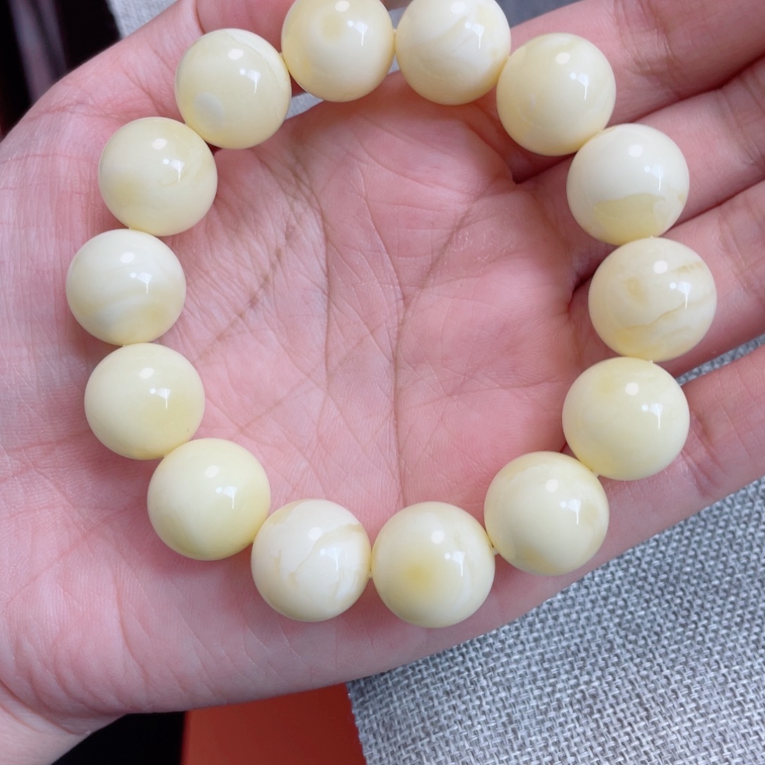 彦***谷未镶嵌蜜蜡裸石蜜蜡73