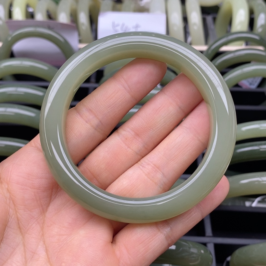 和田玉手镯未镶嵌小*果