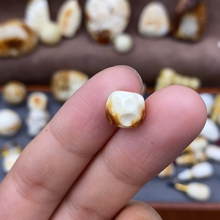 琥珀裸石未镶嵌9×8老邢