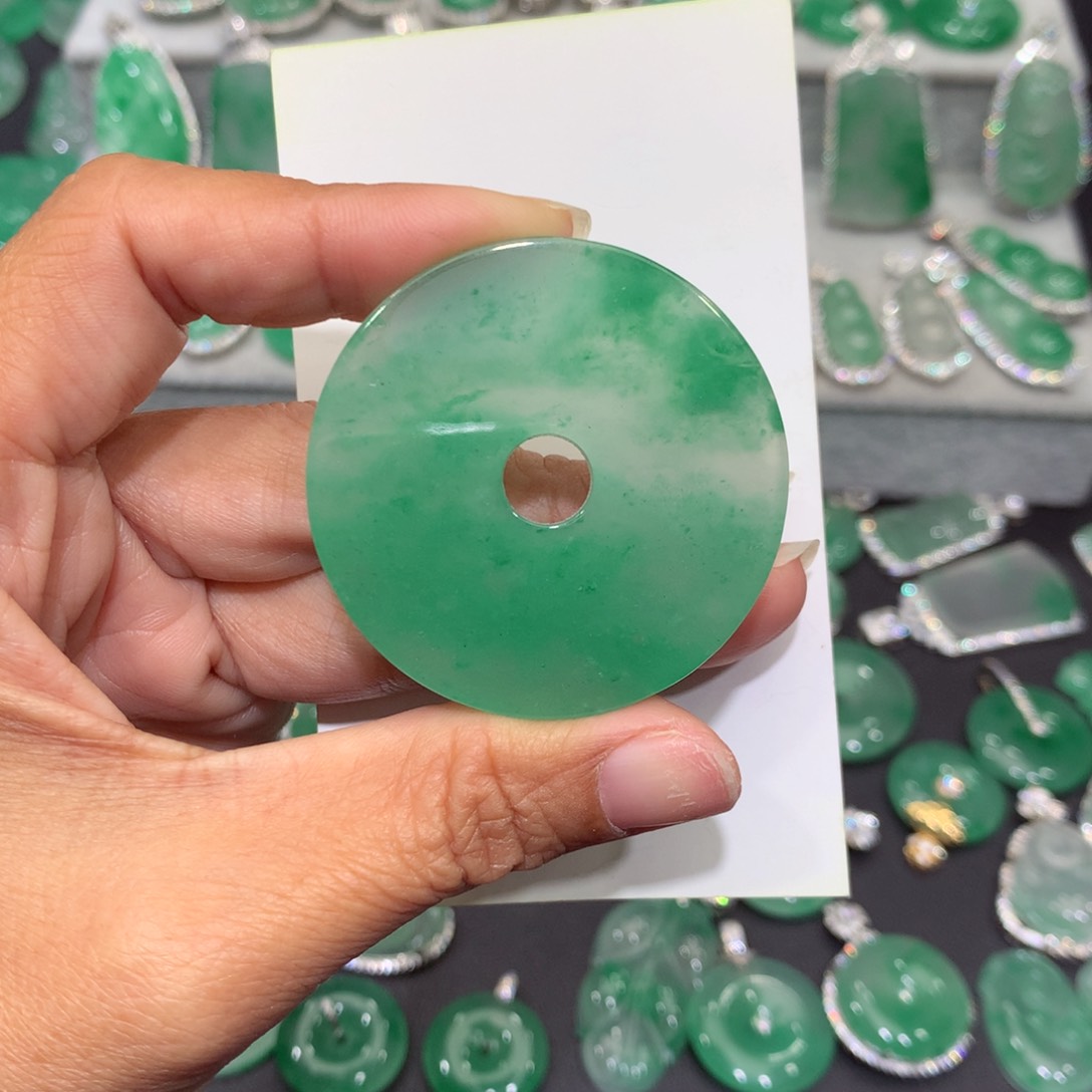 颈饰未镶嵌石英质玉（非洲翠）