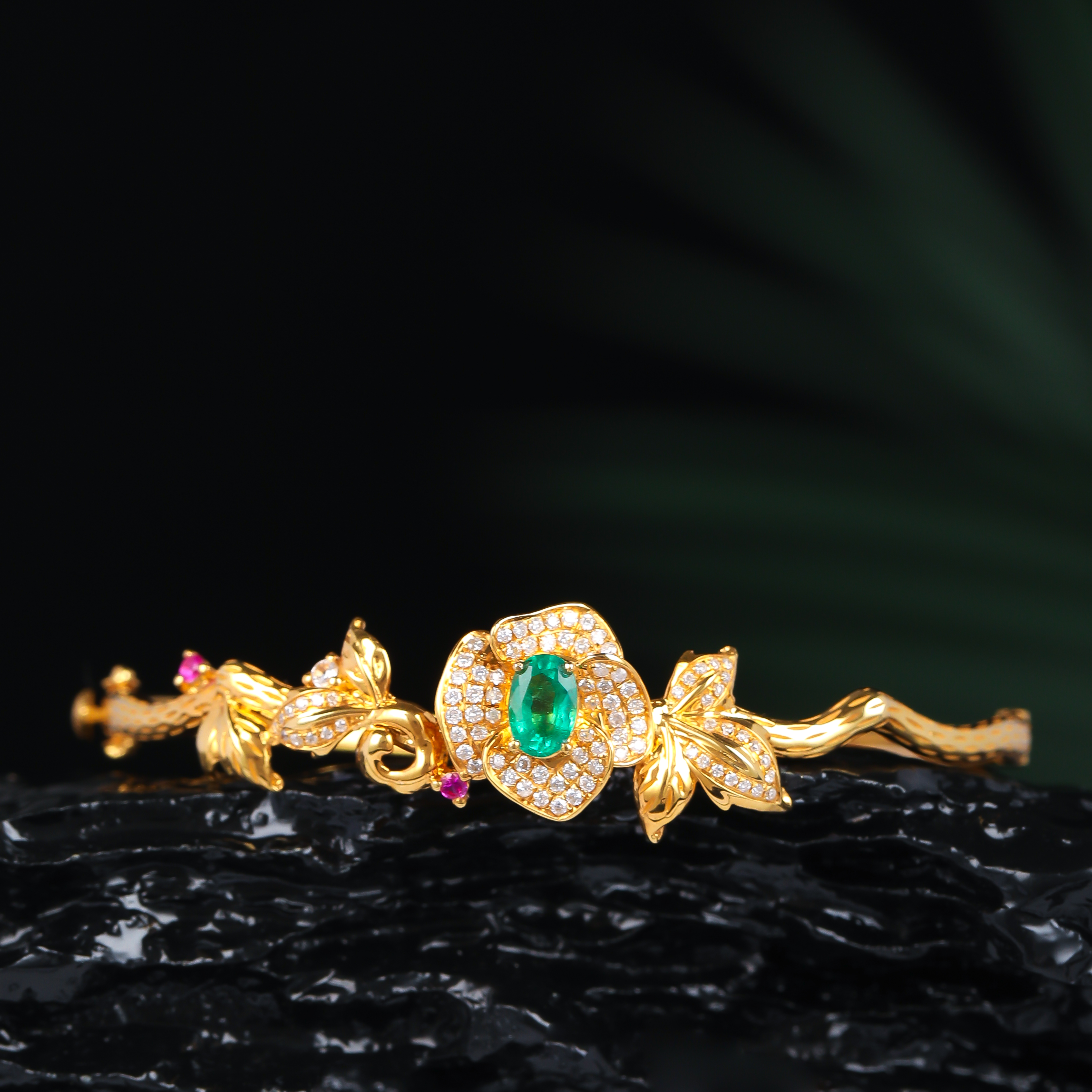 18K金镶嵌祖母绿花手镯HNZ14819