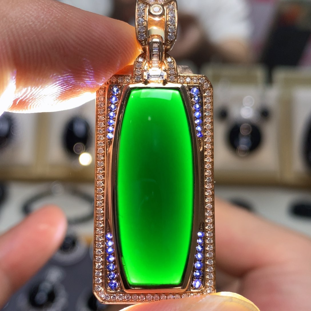 颈饰18K金镶嵌翡翠墨翠玻璃种无事牌