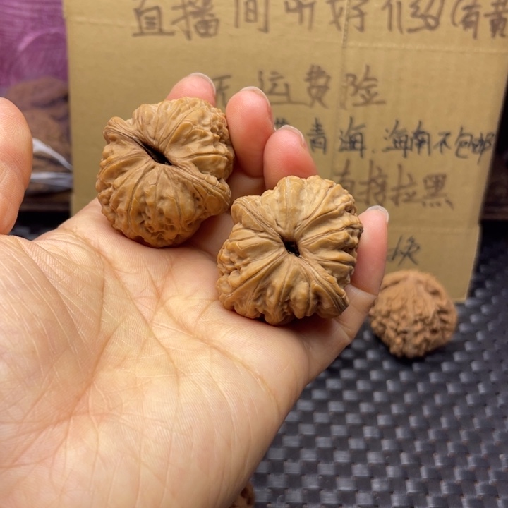 上***博文玩核桃吊坠元宝有黄不退不换