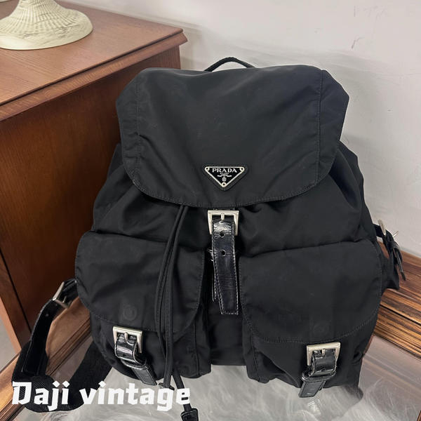 大吉中古/prada黑银尼龙双肩包