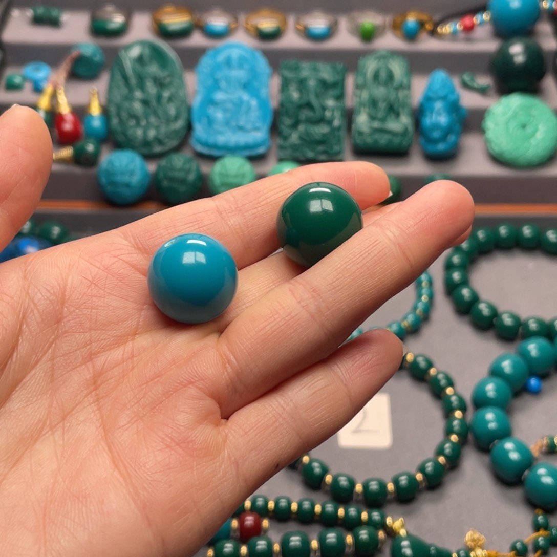 石材唯*卡18老油绿，天空蓝圆珠各一颗