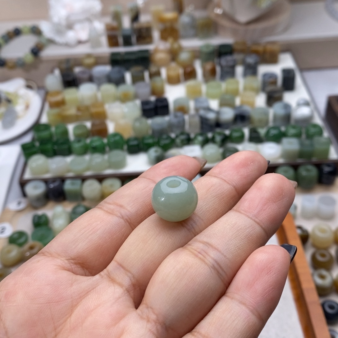 兜****和田玉未镶嵌颈饰买断