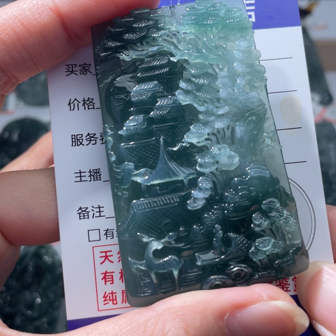 翡翠颈饰未镶嵌山水