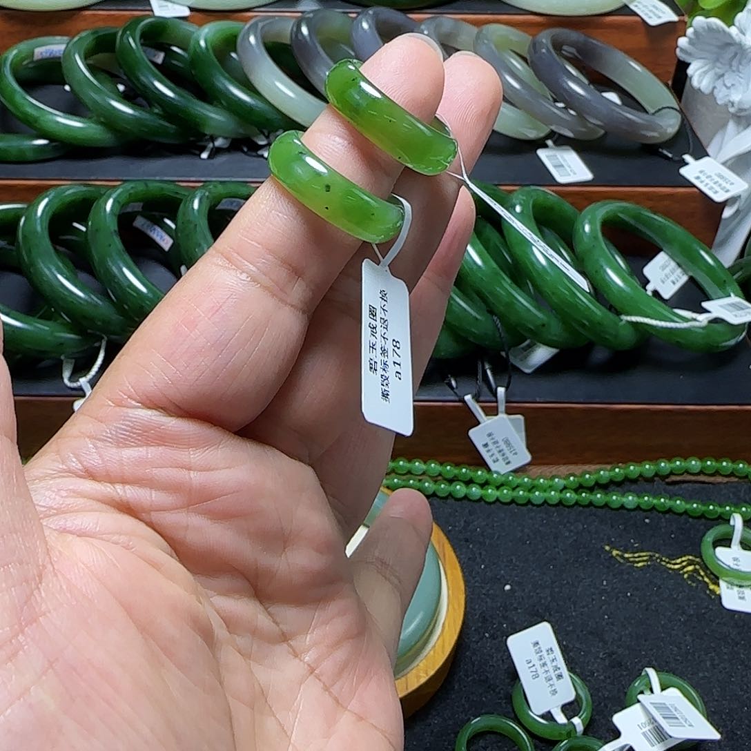 未镶嵌戒指和田玉