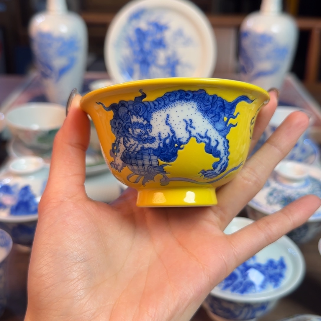 名窑口 黄釉微微瑕双狮压手杯