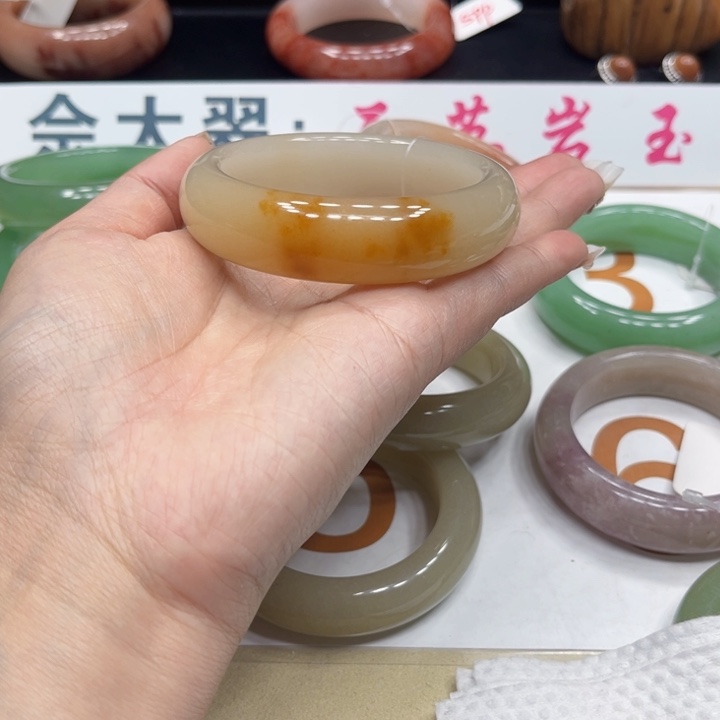 未镶嵌手镯石英质玉是***?