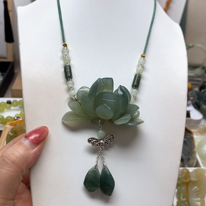 蛇纹石玉颈饰未镶嵌