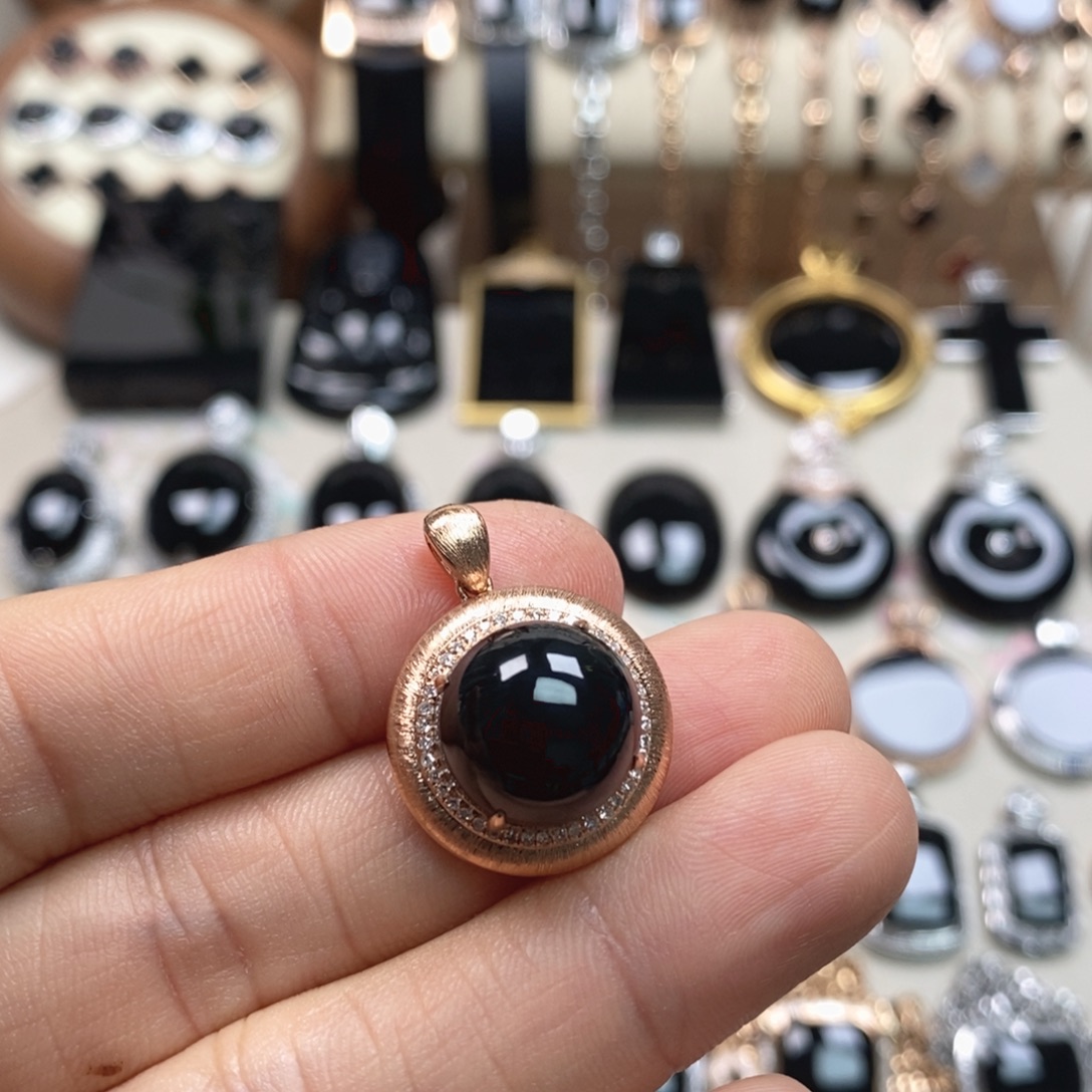 翡翠18K金镶嵌颈饰