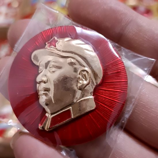 铝～****～圆形红色文字像章