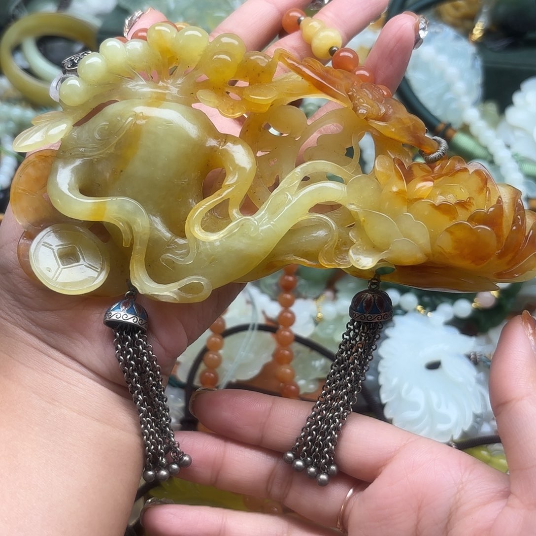 ****爱蛇纹石玉未镶嵌颈饰