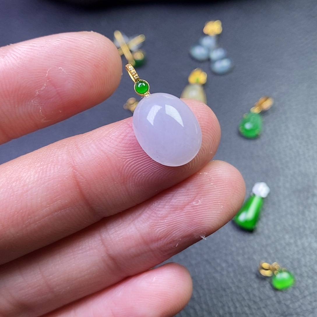 颈饰18K金镶嵌翡翠