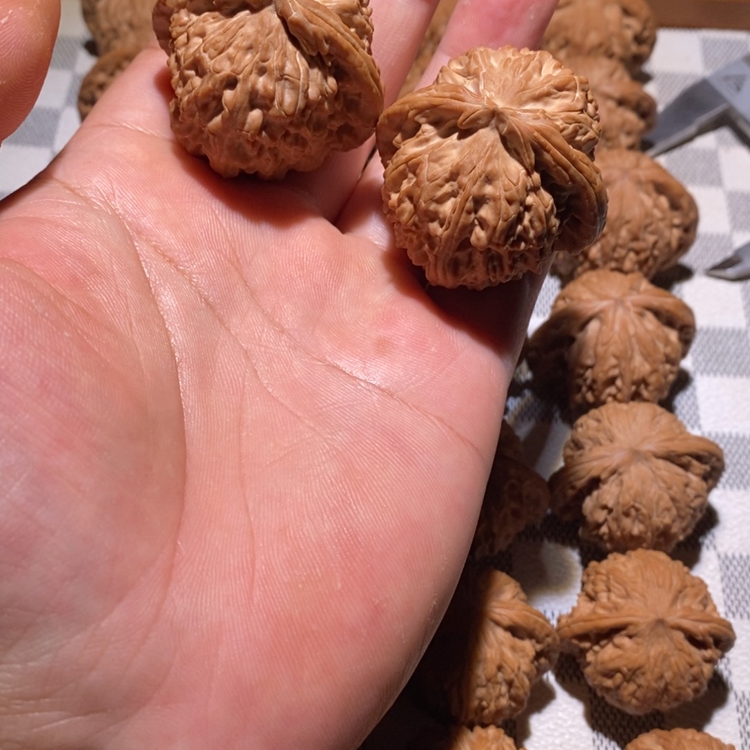 青***色文玩核桃吊坠白狮子