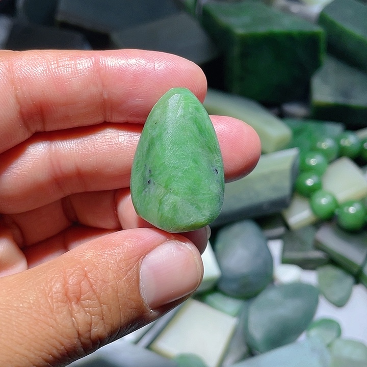 和田玉（碧玉）未镶嵌珠宝奇石