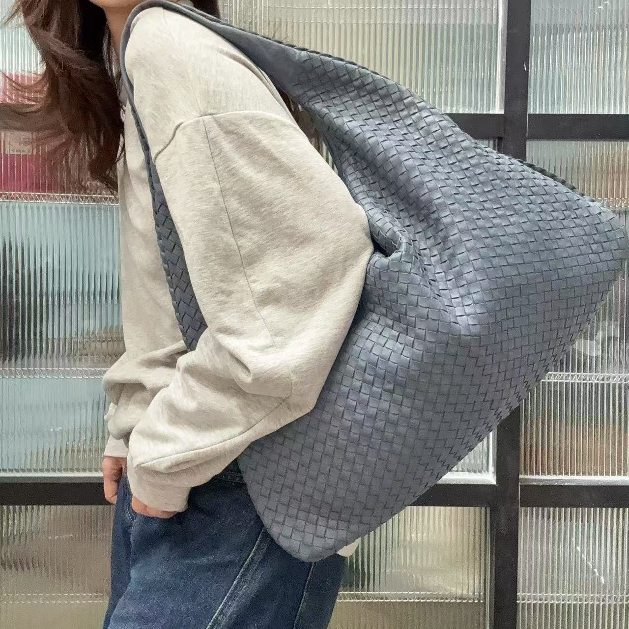 95新 BOTTEGA VENETA/葆蝶家 【蕾】91 0144 蓝灰色编织大号和尚包