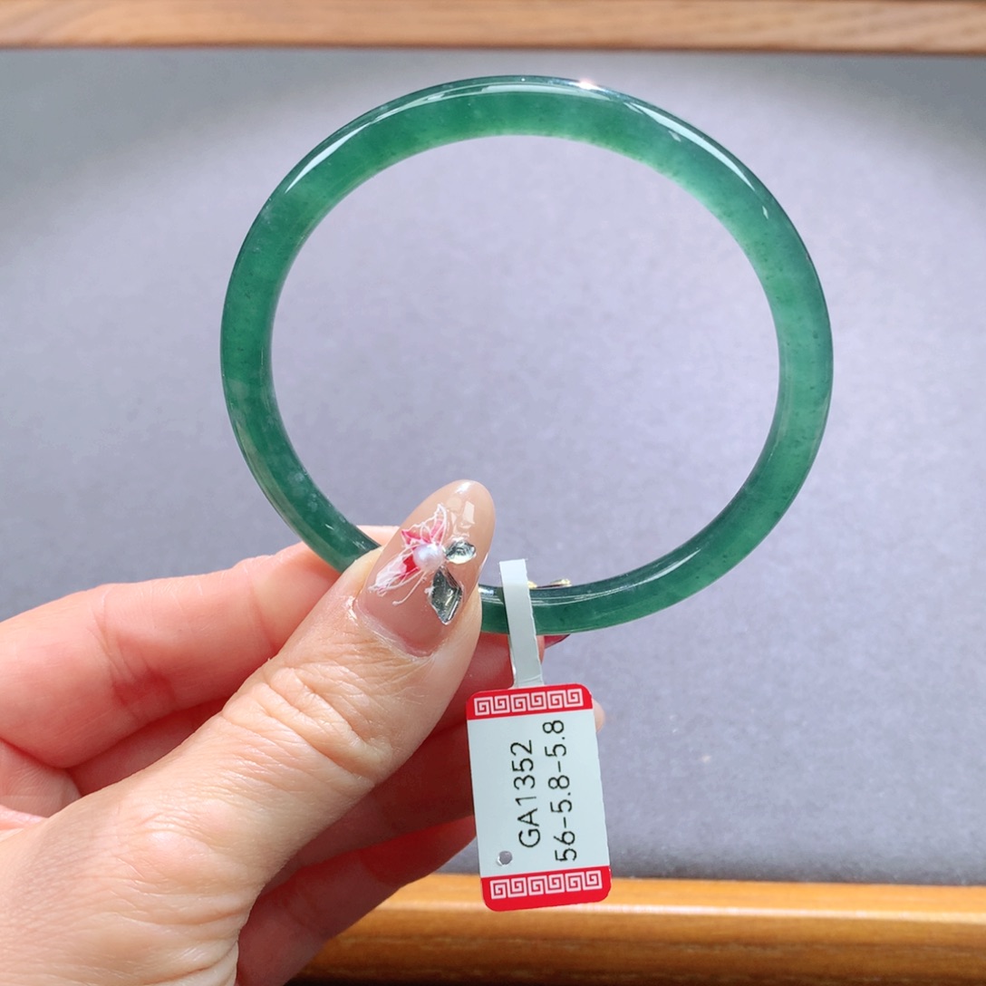 翡翠手镯未镶嵌天然翡翠手镯