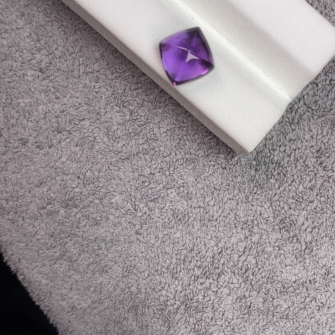 紫晶裸石未镶嵌6.57Ct。  