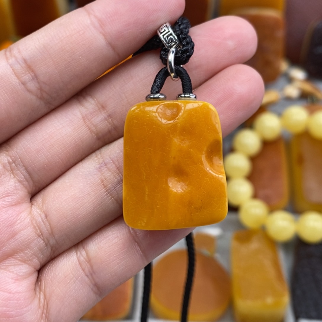 琥珀吊坠(赠链)未镶嵌