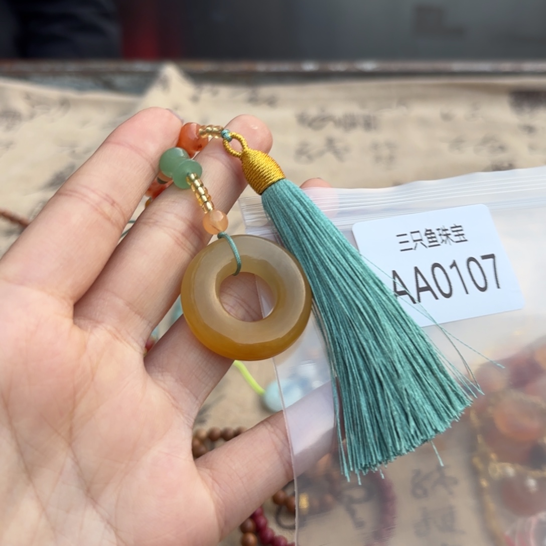 小***甜石英质玉未镶嵌颈饰