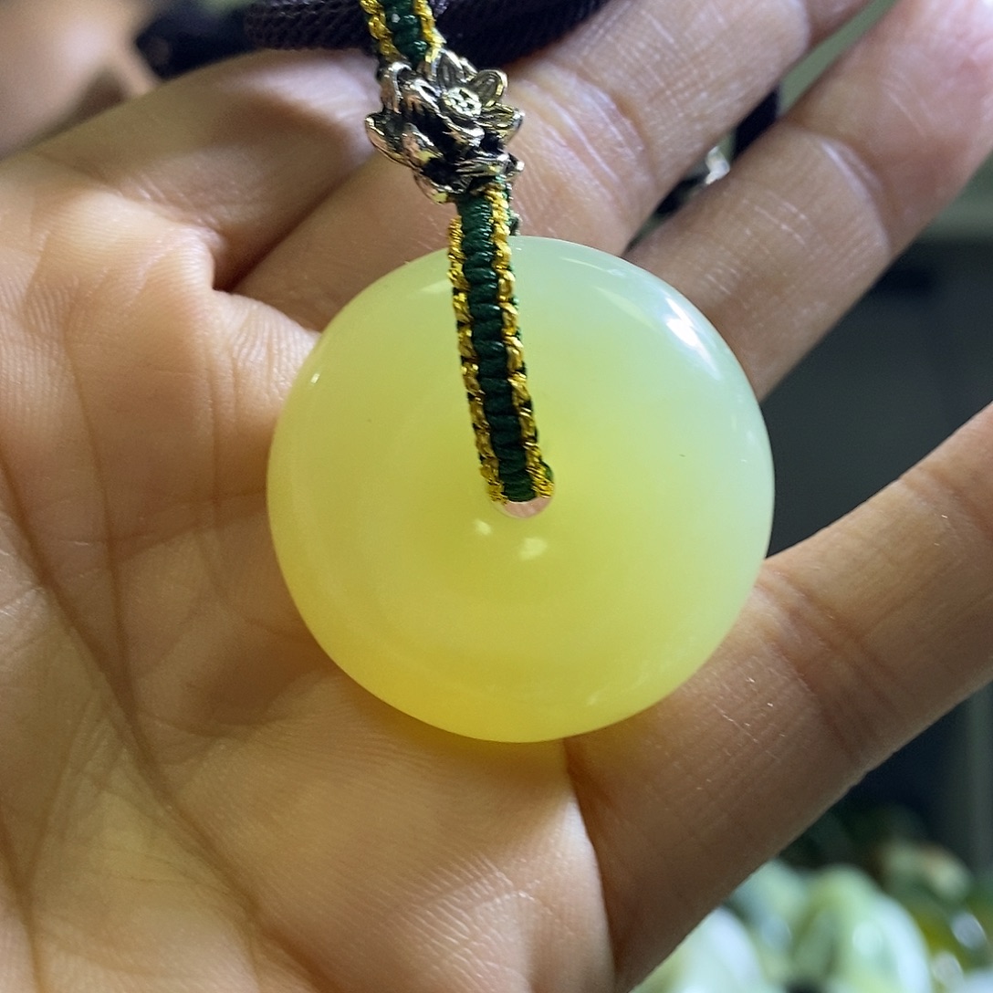 岫玉未镶嵌颈饰一个