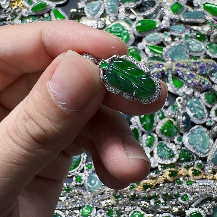 翡翠颈饰未镶嵌天然A货翡翠放漏