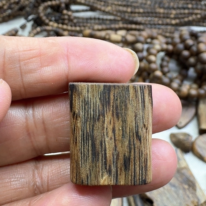 沉香沉香碎屑?****子无事牌3.8克