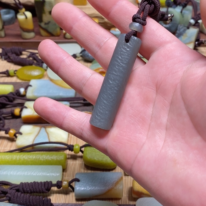 蛇纹石玉挂件未镶嵌