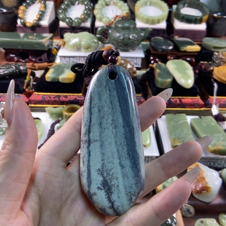 未镶嵌岫岩河磨玉（透闪石质玉）把件