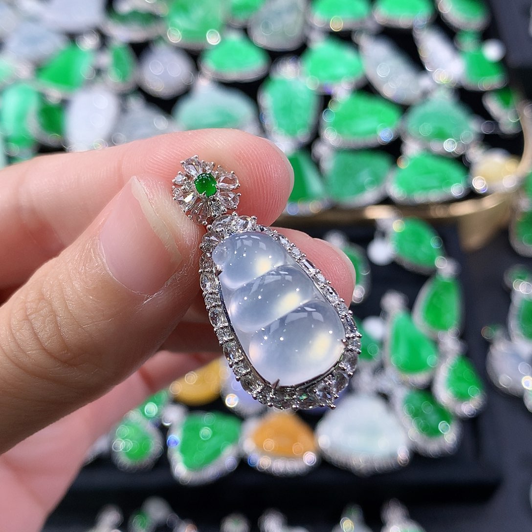 翡翠18K金镶嵌颈饰