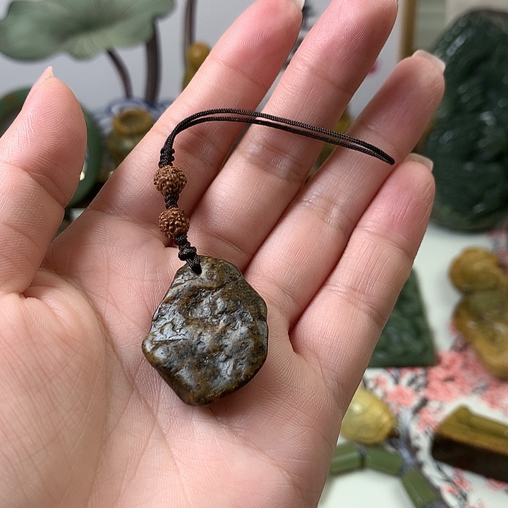 岫岩河磨玉（透闪石质玉）手机链未镶嵌