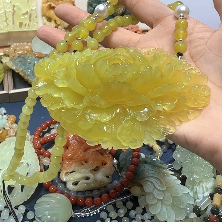 未镶嵌蛇纹石玉吊坠