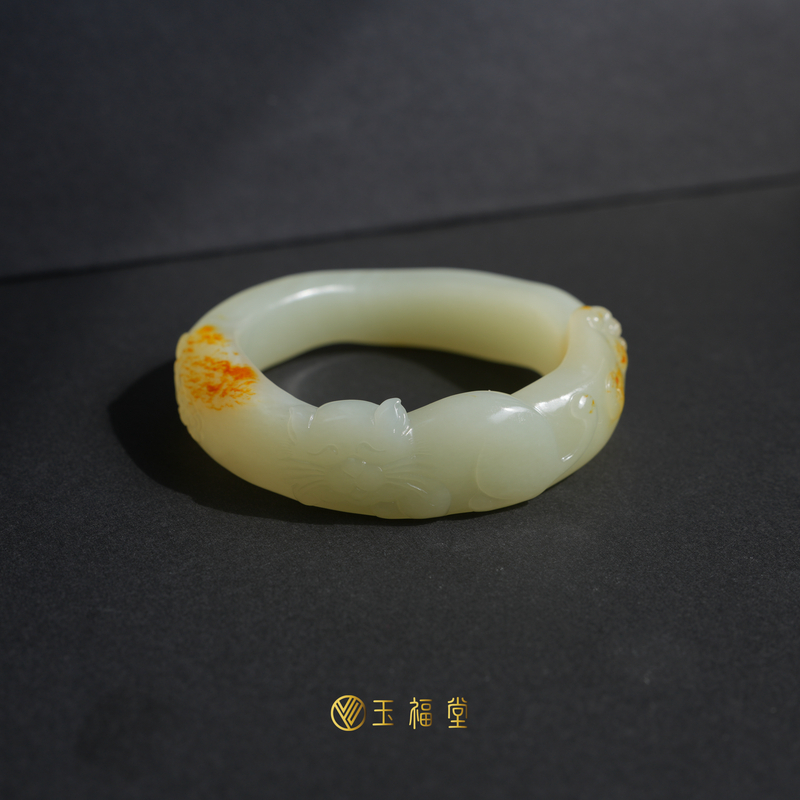 玉福堂 | 新疆和田玉和田籽 | 红皮暖白肉独籽猫猫手镯 |随型55mm