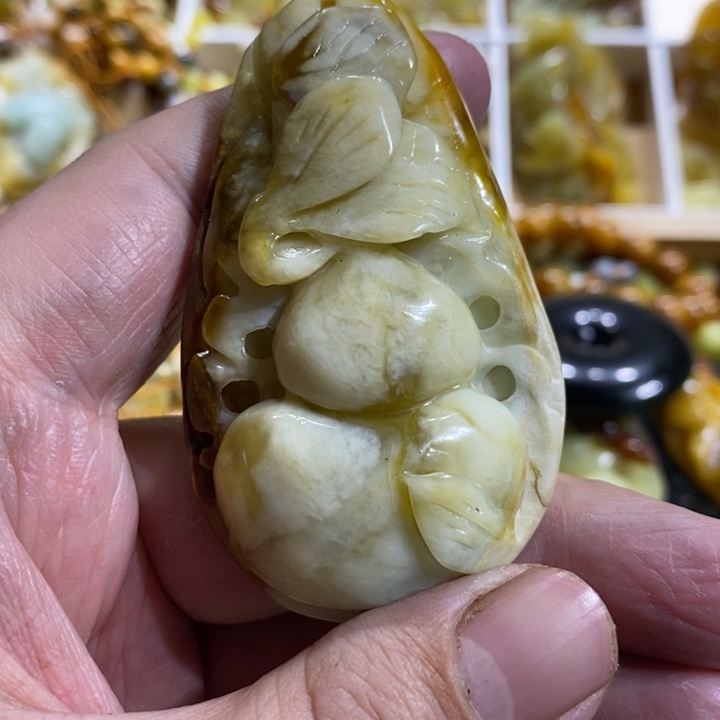 蛇纹石玉颈饰未镶嵌